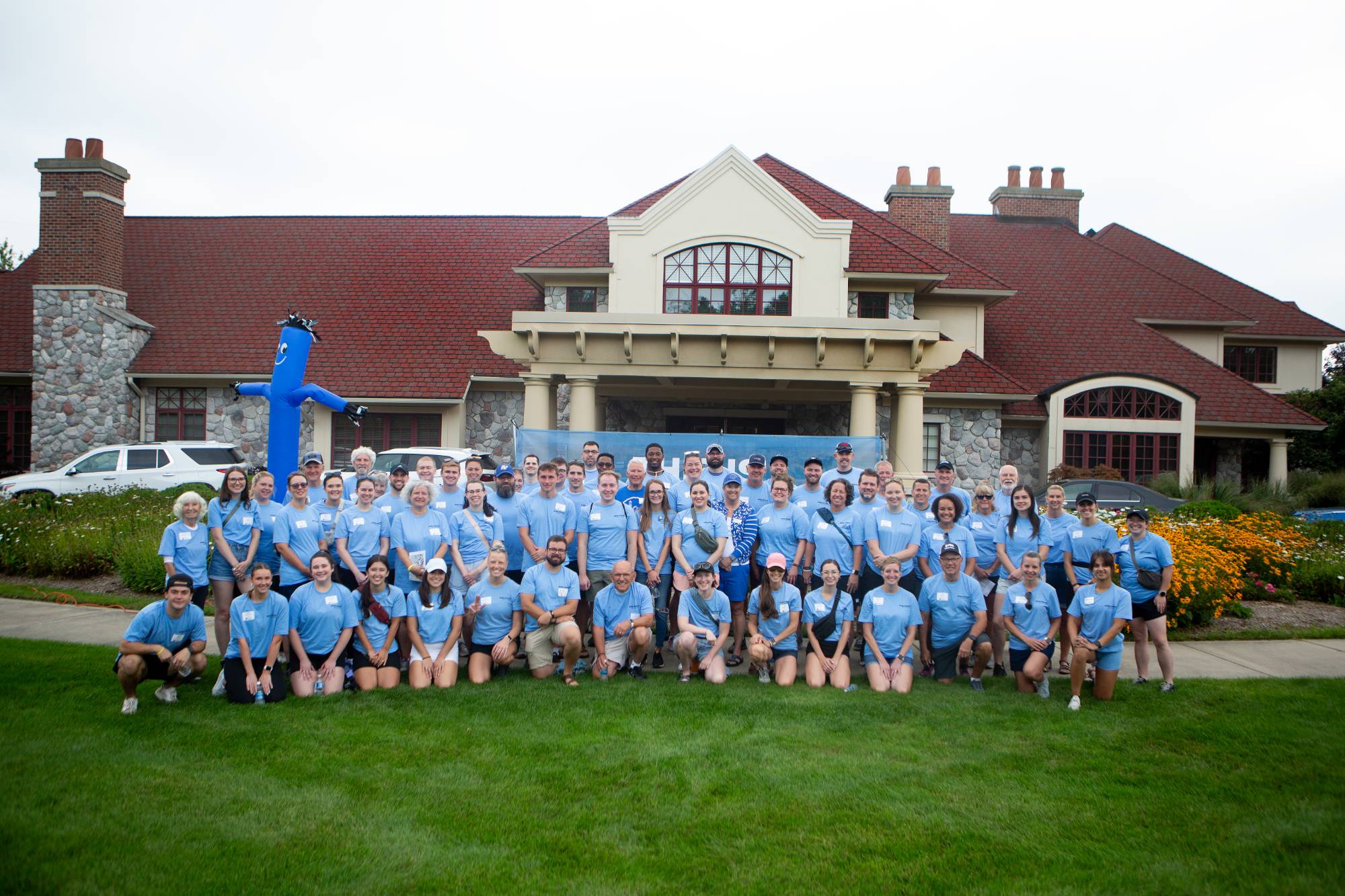 2023 GVSU move-in alumni volunteers pose for a group photo outside of alumni house